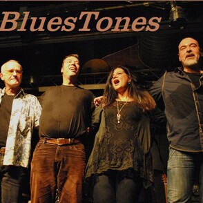 Bandfoto "Bluestones" auf der Bühne