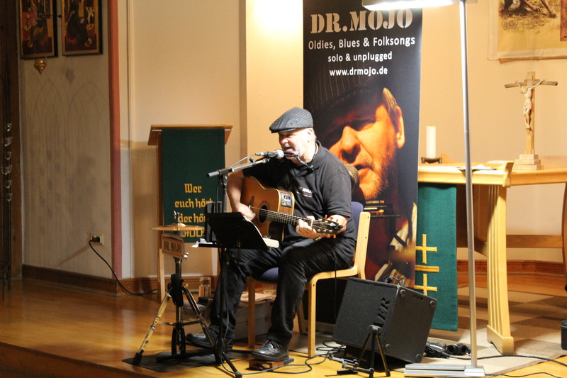 Dr. Mojo auf der Bühne in der JVA Werl