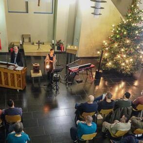 Weihnachtskonzert Künstler und Publikum in der Kirche JVA Bochum