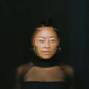 Diana Ezerex Portraitfoto mit Bewegungsunschärfe
