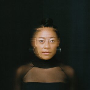 Diana Ezerex Portraitfoto mit Bewegungsunschärfe