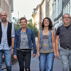 Die Band allAcoustic aus Wuppertal bei einem Spaziergang durch die Stadt