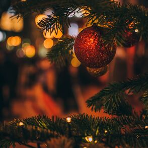 Teil eines Weihnachtsbaumes mit roter Christbaumkugel